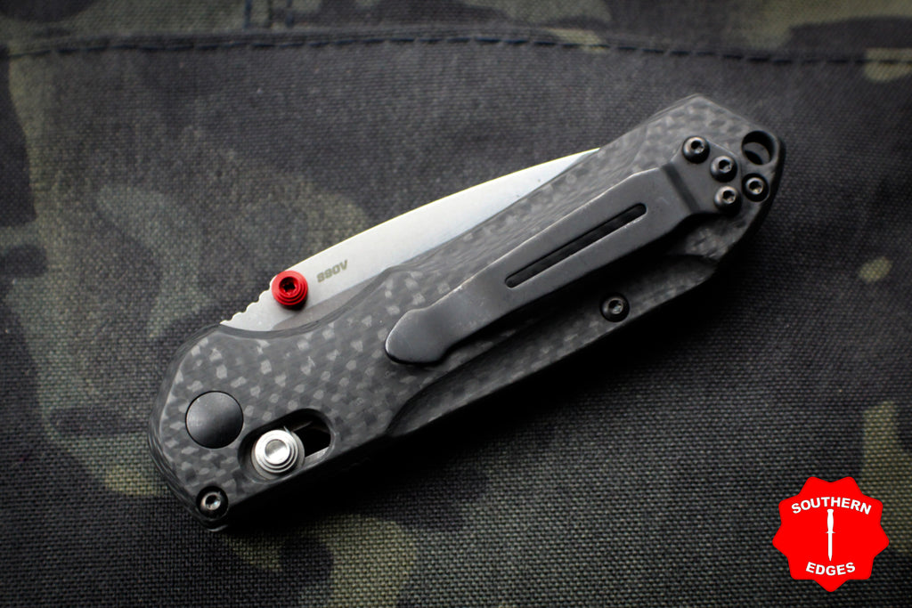 https://southernedges.com/cdn/shop/products/BENCHMADE565-1MINIFREEKBLKWCFTOPSATINPLAINREDHW7_1024x1024.jpg?v=1595037688