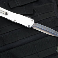 Heretic Custom Manticore-X OTF Auto Stainless Steel Chassis Double Edge Vegas Forge Blued Damascus Blade with CF Button